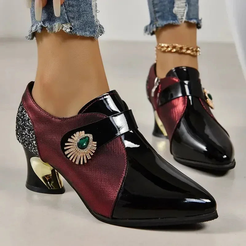 Zapatos de tacón elegantes con flor de perlas