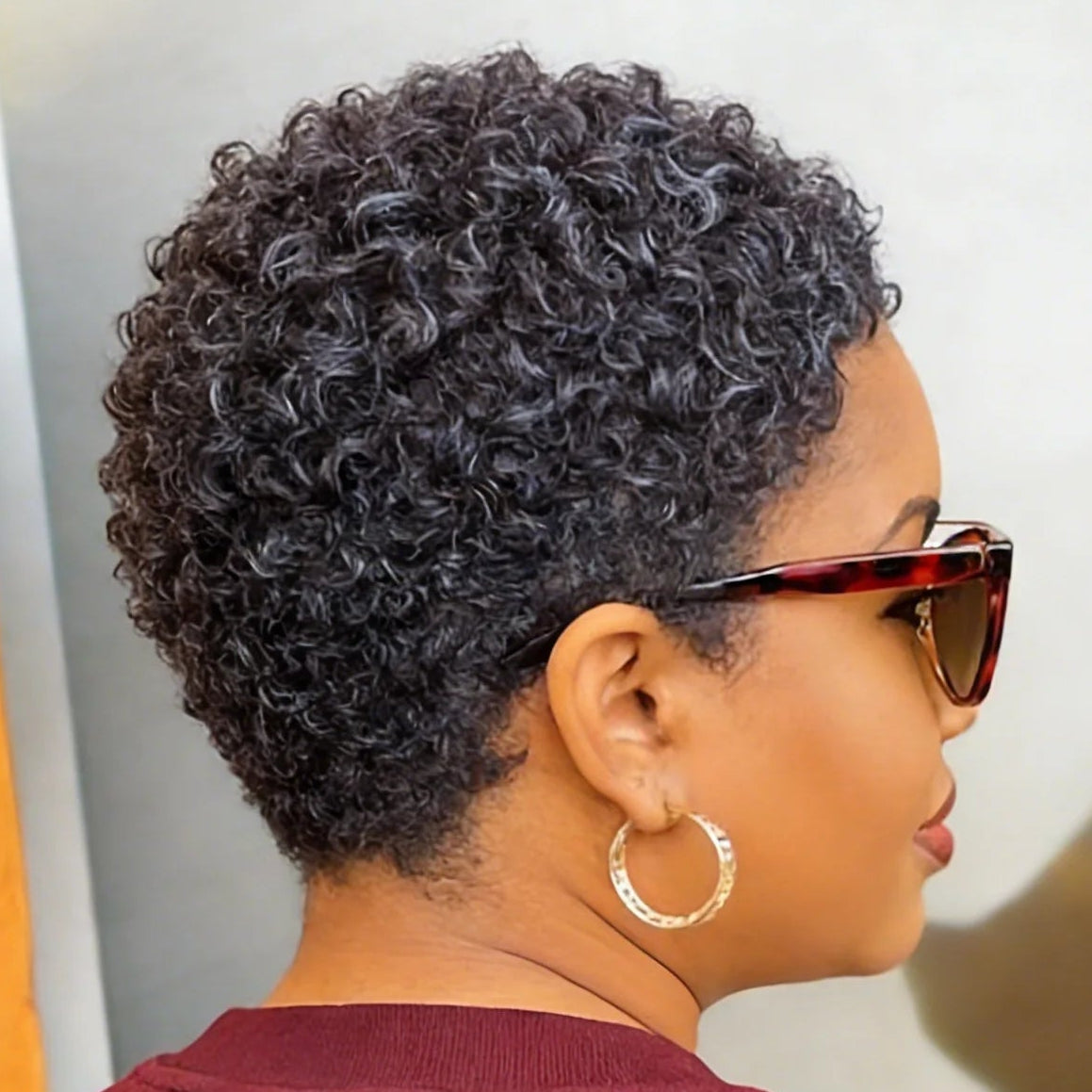 Perruque bouclée style pixie