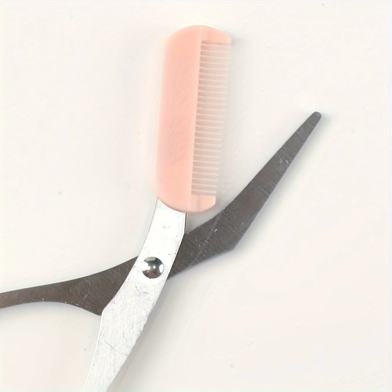Ciseaux à sourcils roses avec peigne intégré - acier inoxydable, outil de toilettage précis, créant des sourcils parfaits