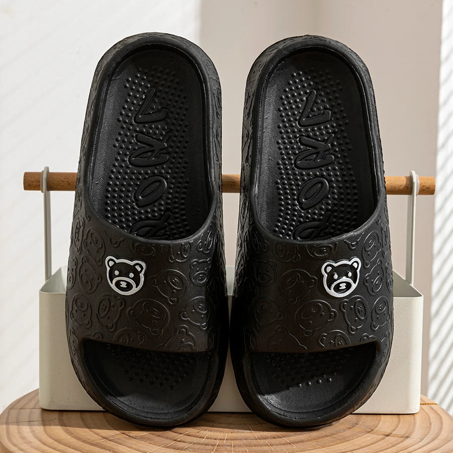 Zapatillas con estampado de oso lindo para mujer, sandalias de verano suaves de dibujos animados para interior, baño, antideslizantes, para exterior, cómodas, para hombre, calzado de ocio para pareja.