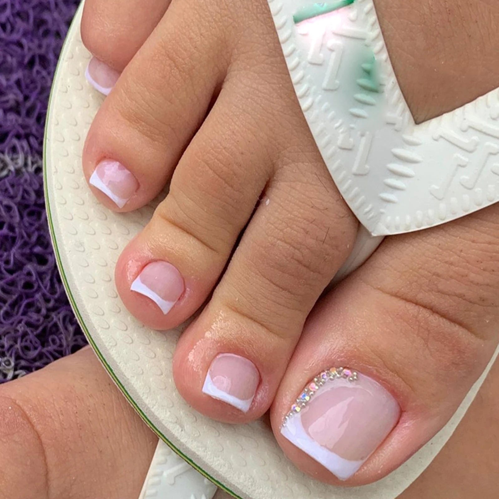 Uñas postizas de verano con diseño francés degradado, uñas cortas cuadradas para pies, juego de uñas a presión, puntas de uñas postizas de arcoíris, cobertura completa