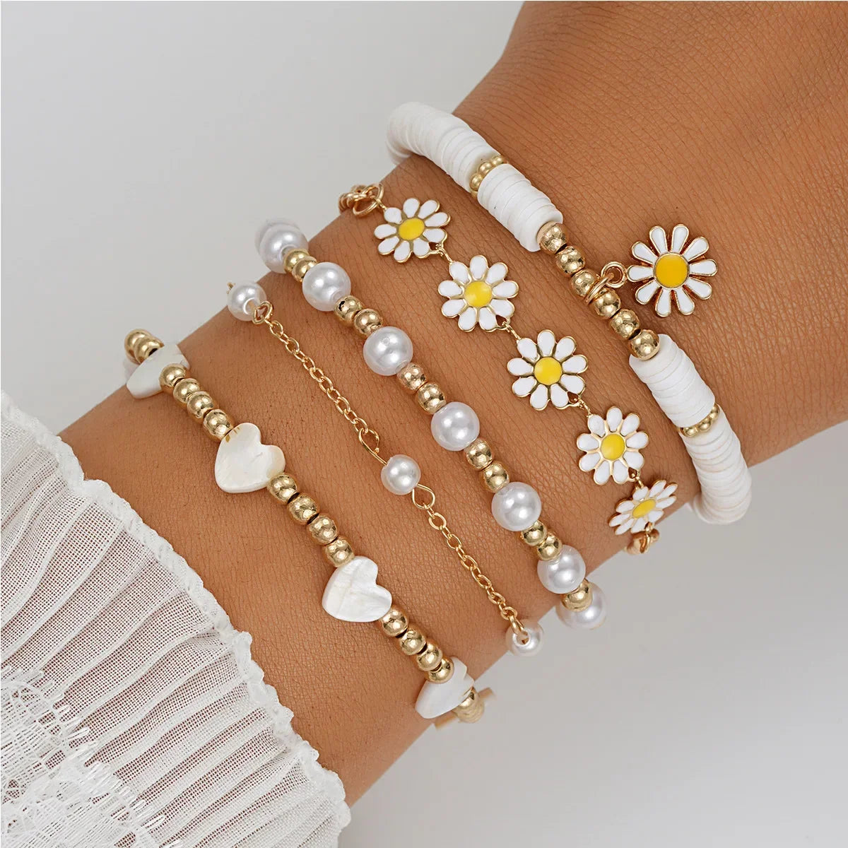 Set de 5 Pulseras con Dijes de Margarita, Perlas y Corazón para Mujer, Personalidad, Moderno, Multicapa, Color Dorado, Zirconia, Conjunto de Joyas de Regalo