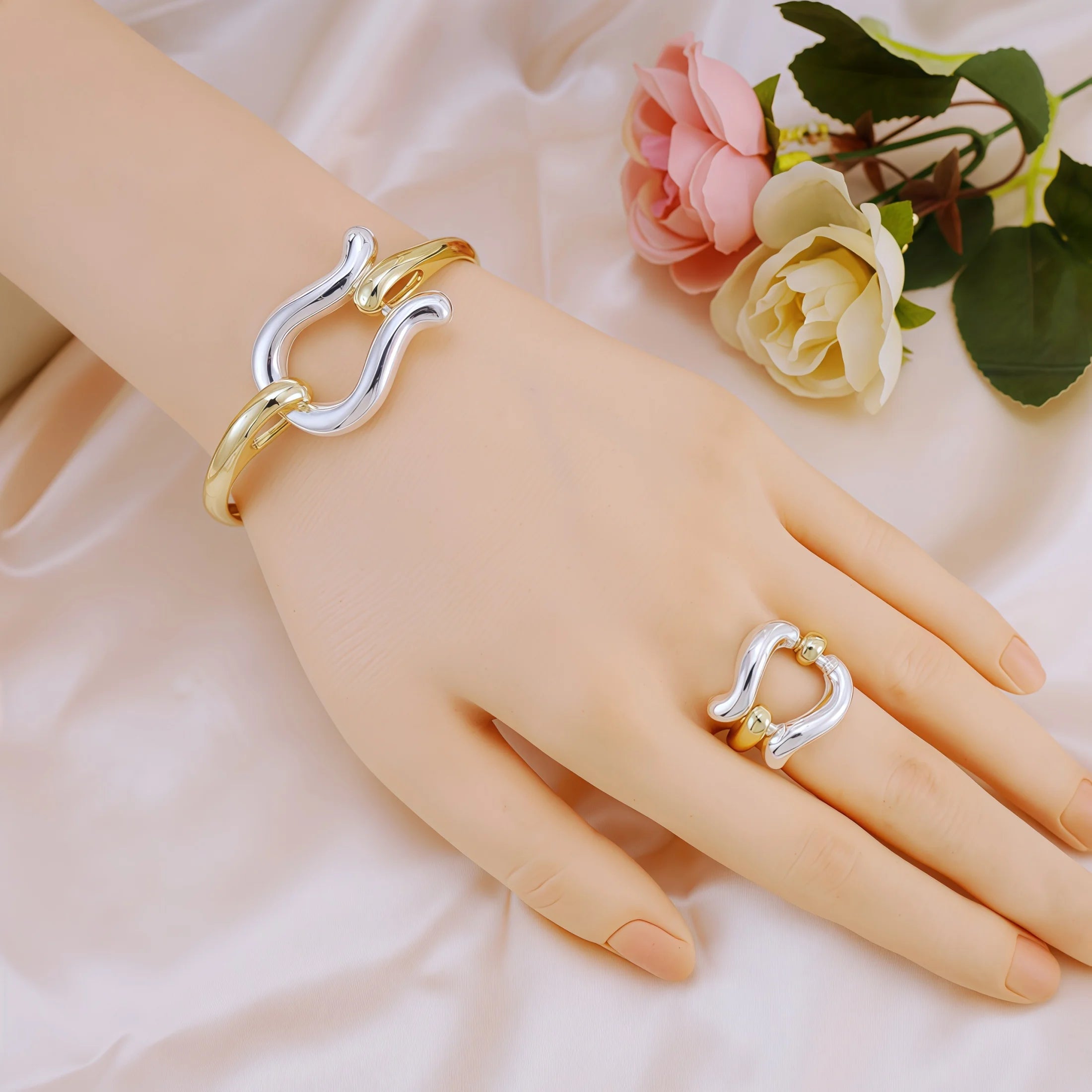 Conjuntos de joyería de moda para mujer, collar, gargantilla, pendientes, pulseras y anillo chapados en oro, conjunto para bodas y fiestas