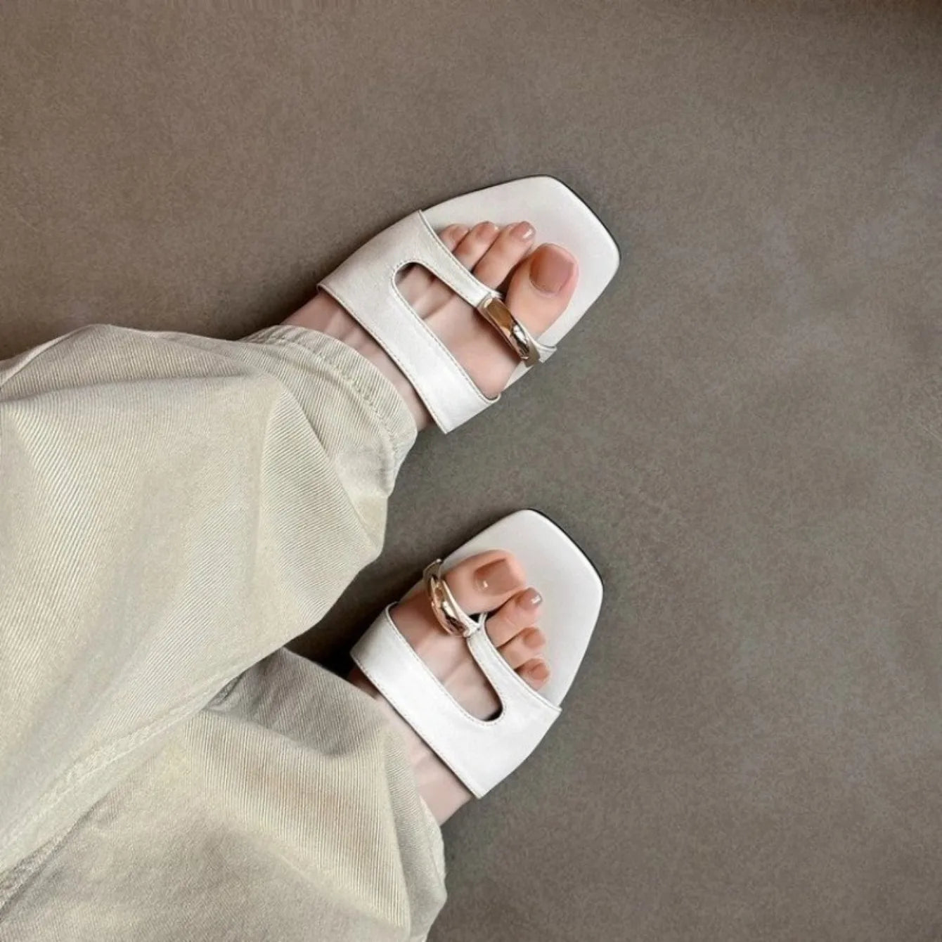 Pantuflas de mujer casuales antideslizantes de diseño, sandalias cómodas para exteriores, zapatos planos elegantes, nuevas chanclas de verano para mujer