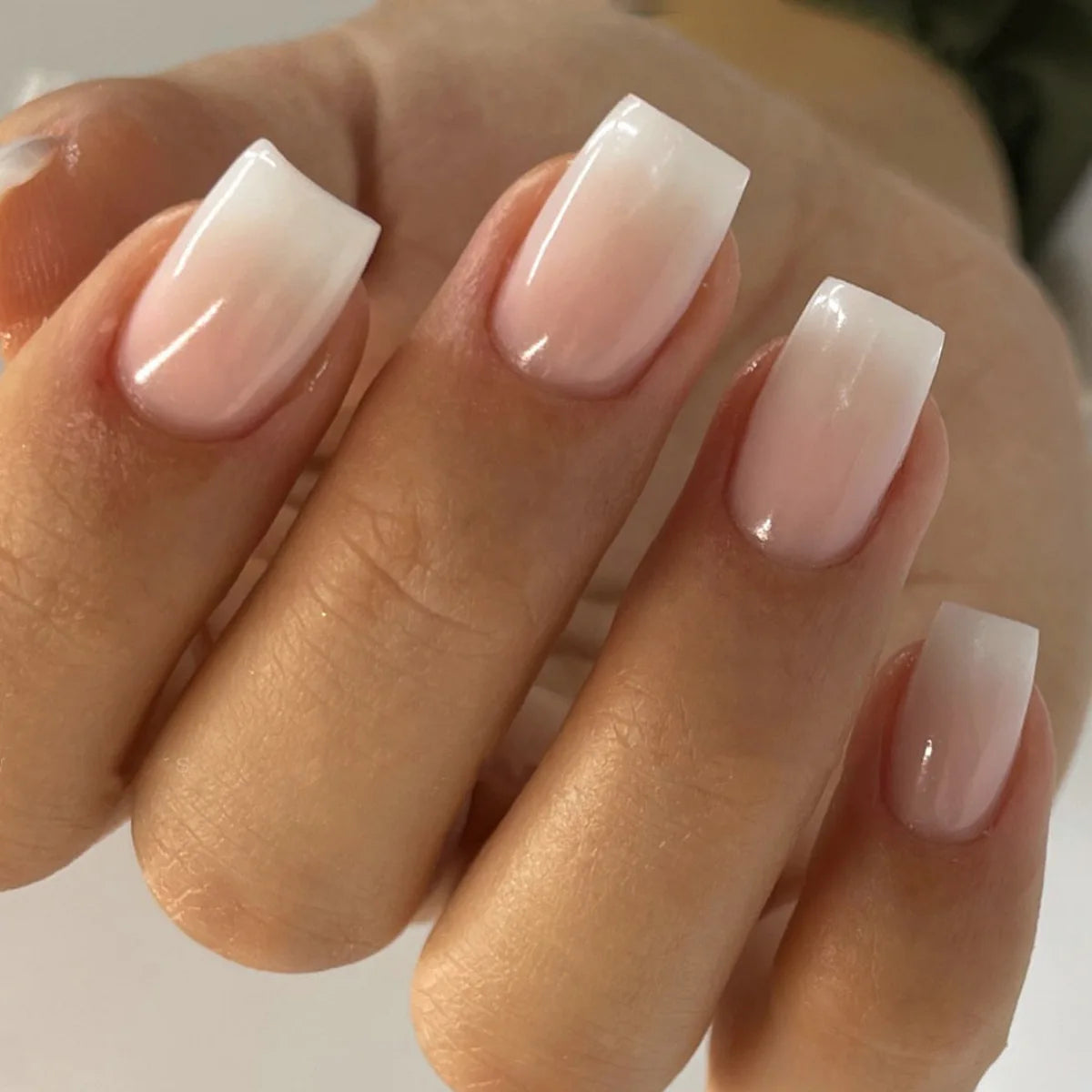 24 Uñas postizas simples con diamantes rotos, cortas, cuadradas, a presión, con diseño de ballet, cobertura completa, color blanco degradado