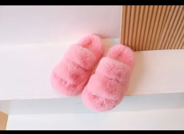Zapatos cálidos para niños, color liso, versátiles, pantuflas de invierno con pelo para niños y niñas, nuevos zapatos de interior para niños 2025, a la moda, antideslizantes, elegantes.