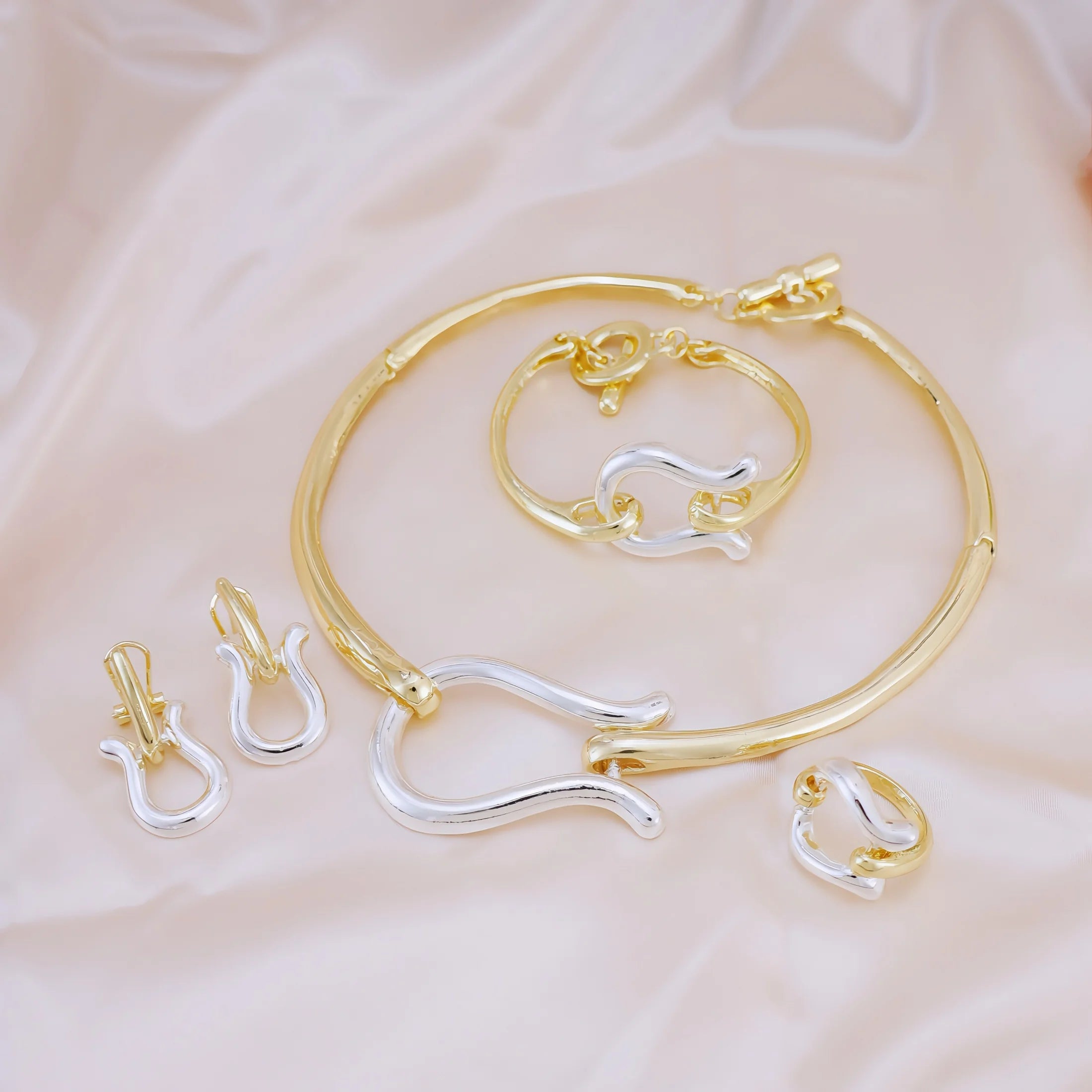 Conjuntos de joyería de moda para mujer, collar, gargantilla, pendientes, pulseras y anillo chapados en oro, conjunto para bodas y fiestas