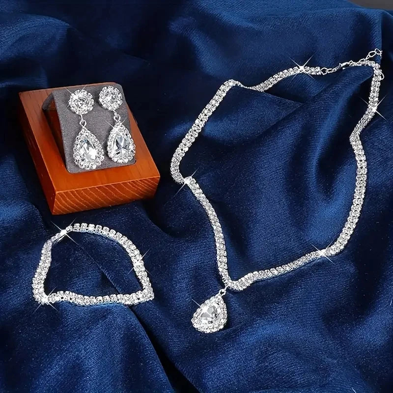 Juego de joyas lujosas de 4 piezas, exquisito colgante de diamantes de imitación, elegante collar, pendientes y pulsera chapados en plata con cristales para mujer
