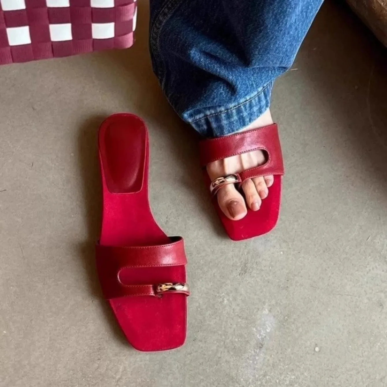 Pantuflas de mujer casuales antideslizantes de diseño, sandalias cómodas para exteriores, zapatos planos elegantes, nuevas chanclas de verano para mujer