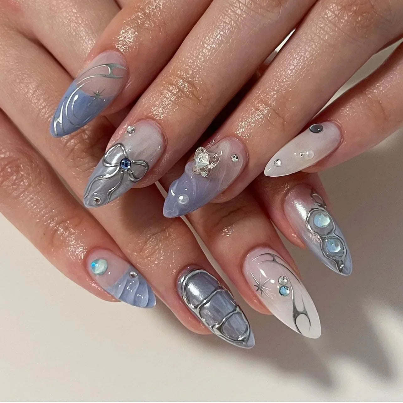 24 uñas postizas de almendra en ojo de gato rosa con diseños de corazón y fresa – Uñas acrílicas brillantes adhesivas para mujeres y niñas