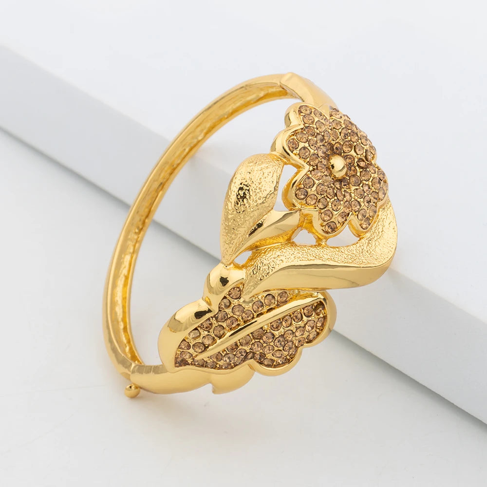 Conjunto de Joyería de Lujo con Flores – Elegancia en Color Oro de 18K para Novias y Ocasiones Especiales