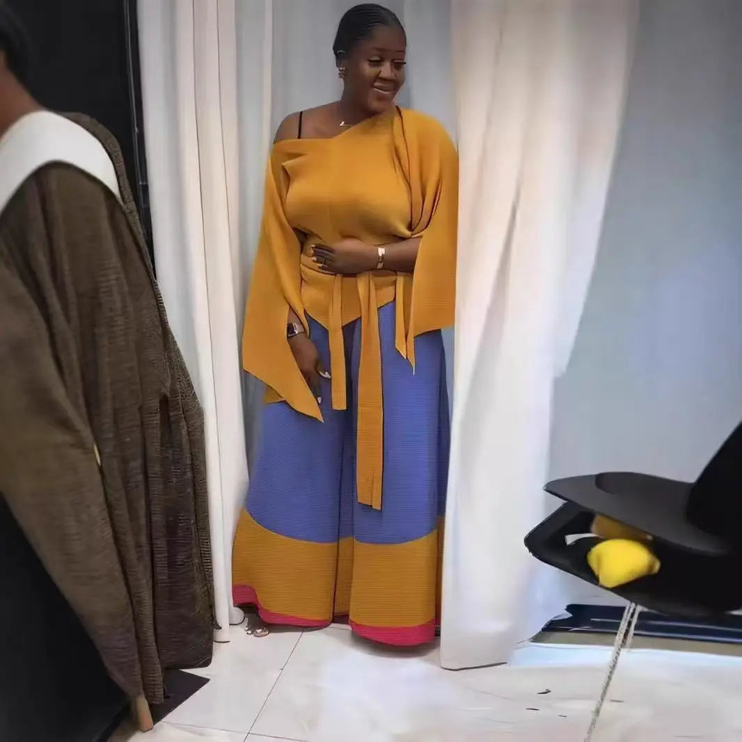 Conjunto de dos piezas de moda femenina para primavera, top suelto plisado irregular con retazos y cinturón, y pantalones de pierna ancha Miyake 2024