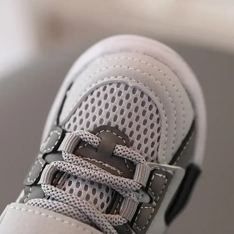 Barnesko Nye guttesko med myk såle og sklisikre sko for 1-3 år Komfortable sandaler for gutter Babysko Barnesneakers