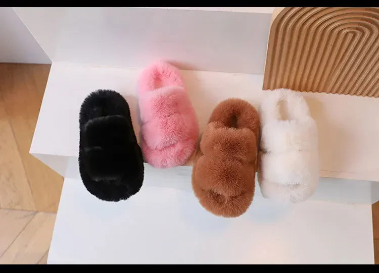 Zapatos cálidos para niños, color liso, versátiles, pantuflas de invierno con pelo para niños y niñas, nuevos zapatos de interior para niños 2025, a la moda, antideslizantes, elegantes.