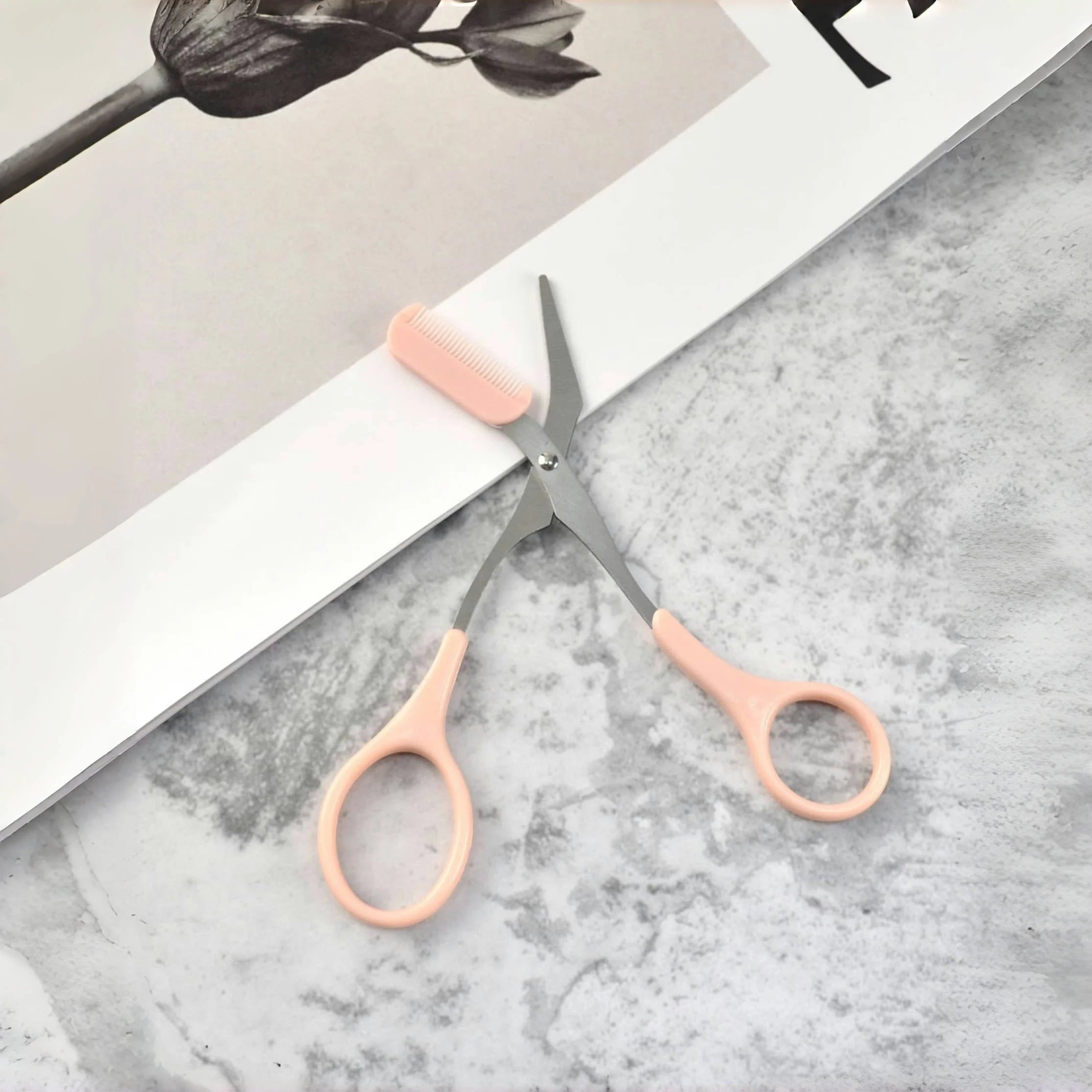 Ciseaux à sourcils roses avec peigne intégré - acier inoxydable, outil de toilettage précis, créant des sourcils parfaits