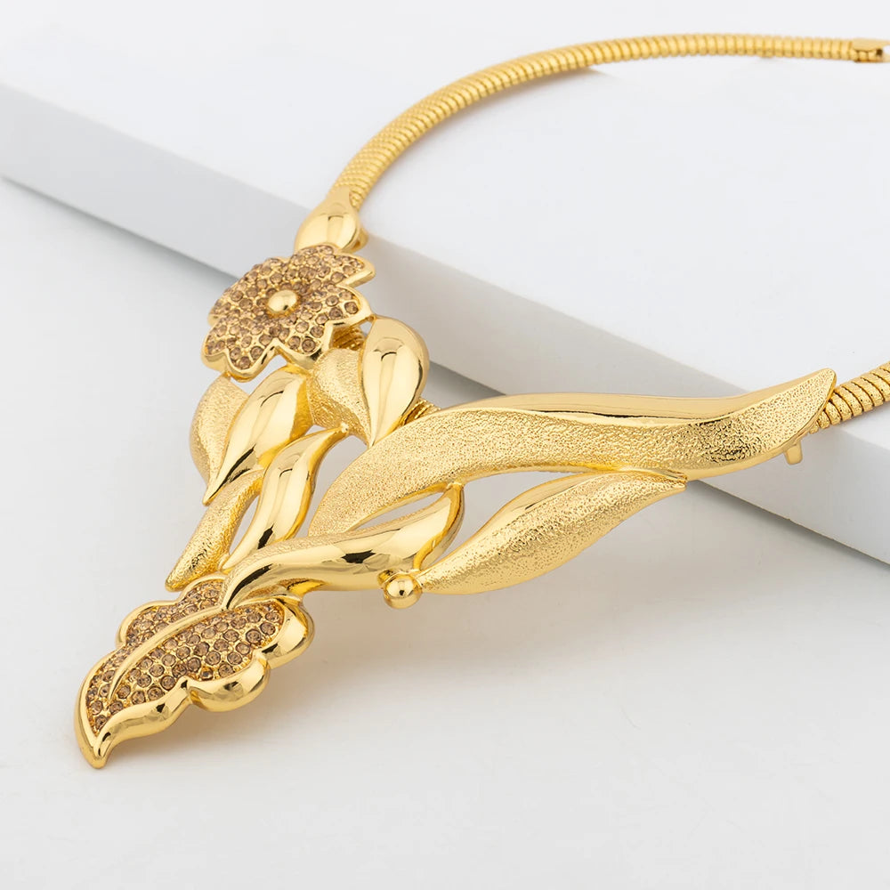 Conjunto de Joyería de Lujo con Flores – Elegancia en Color Oro de 18K para Novias y Ocasiones Especiales