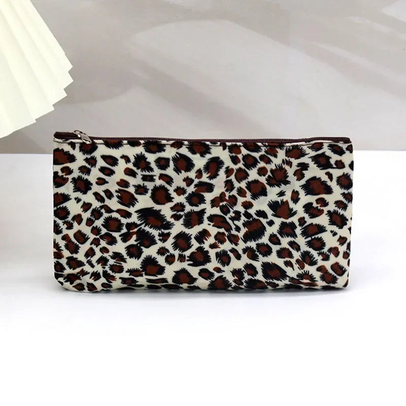 Bolsa de cosméticos con estampado de corazón para viaje, neceser de aseo para mujer, bolsas de maquillaje sencillas y modernas para mujer