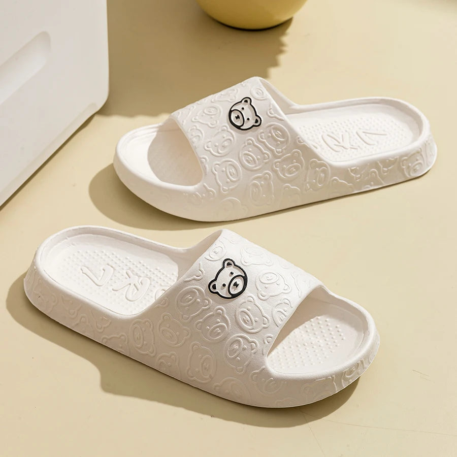 Zapatillas con estampado de oso lindo para mujer, sandalias de verano suaves de dibujos animados para interior, baño, antideslizantes, para exterior, cómodas, para hombre, calzado de ocio para pareja.