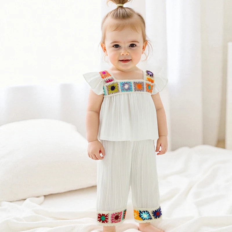 Søtt sett med topp og bukse til babyjente med rysjermer, heklet blomsterdetalj, elastisk linning og sommerstemning – 2 deler