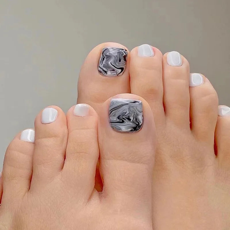 Flores Blancas Uñas Postizas Artificiales Francesas Nude Rosa Uñas Falsas para Pies con Pegamento Uñas Postizas Cortas Planas para Pies al por Mayor
