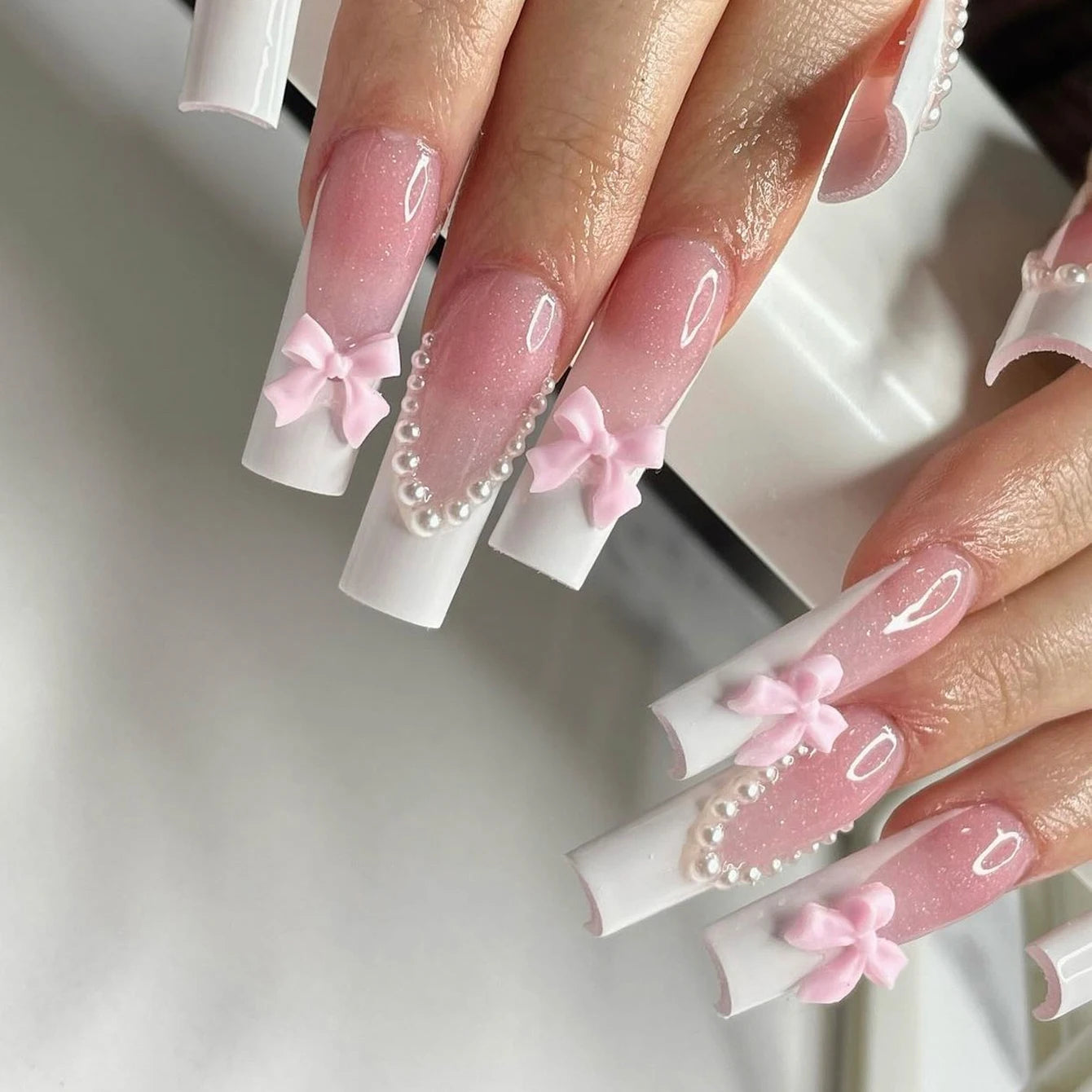 24 uñas postizas tubulares, decoración de lazo tridimensional rosa, patrón de corazones, adorno de diamantes de imitación, ideal para la moda