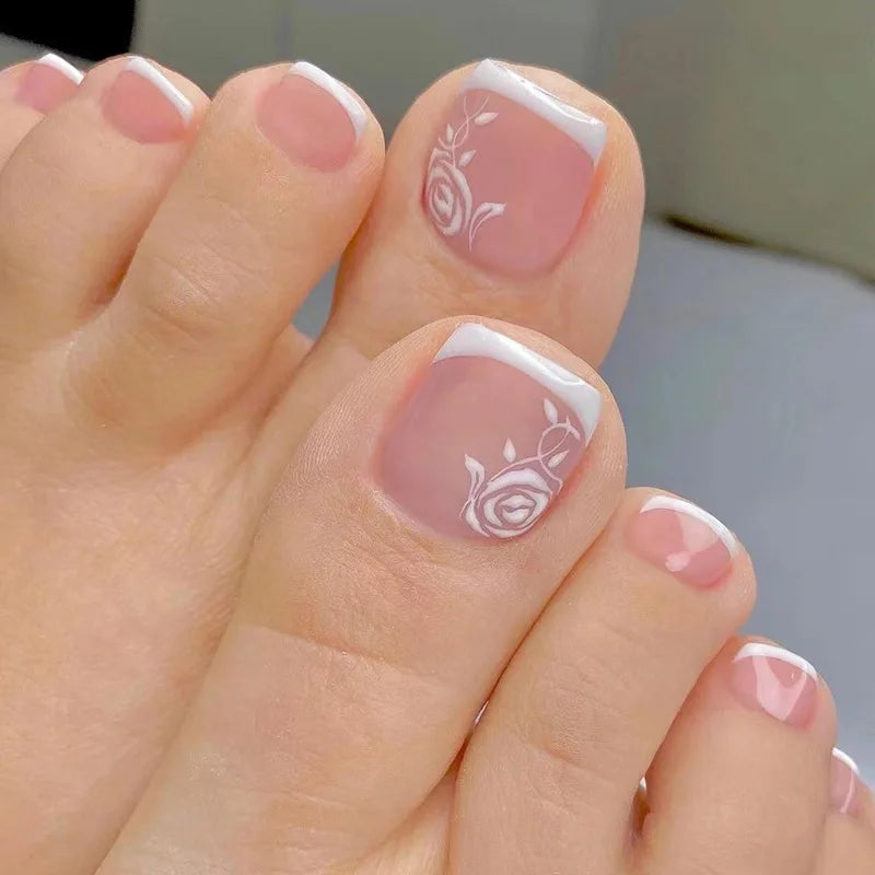Flores Blancas Uñas Postizas Artificiales Francesas Nude Rosa Uñas Falsas para Pies con Pegamento Uñas Postizas Cortas Planas para Pies al por Mayor