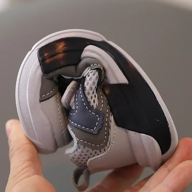 Barnesko Nye guttesko med myk såle og sklisikre sko for 1-3 år Komfortable sandaler for gutter Babysko Barnesneakers