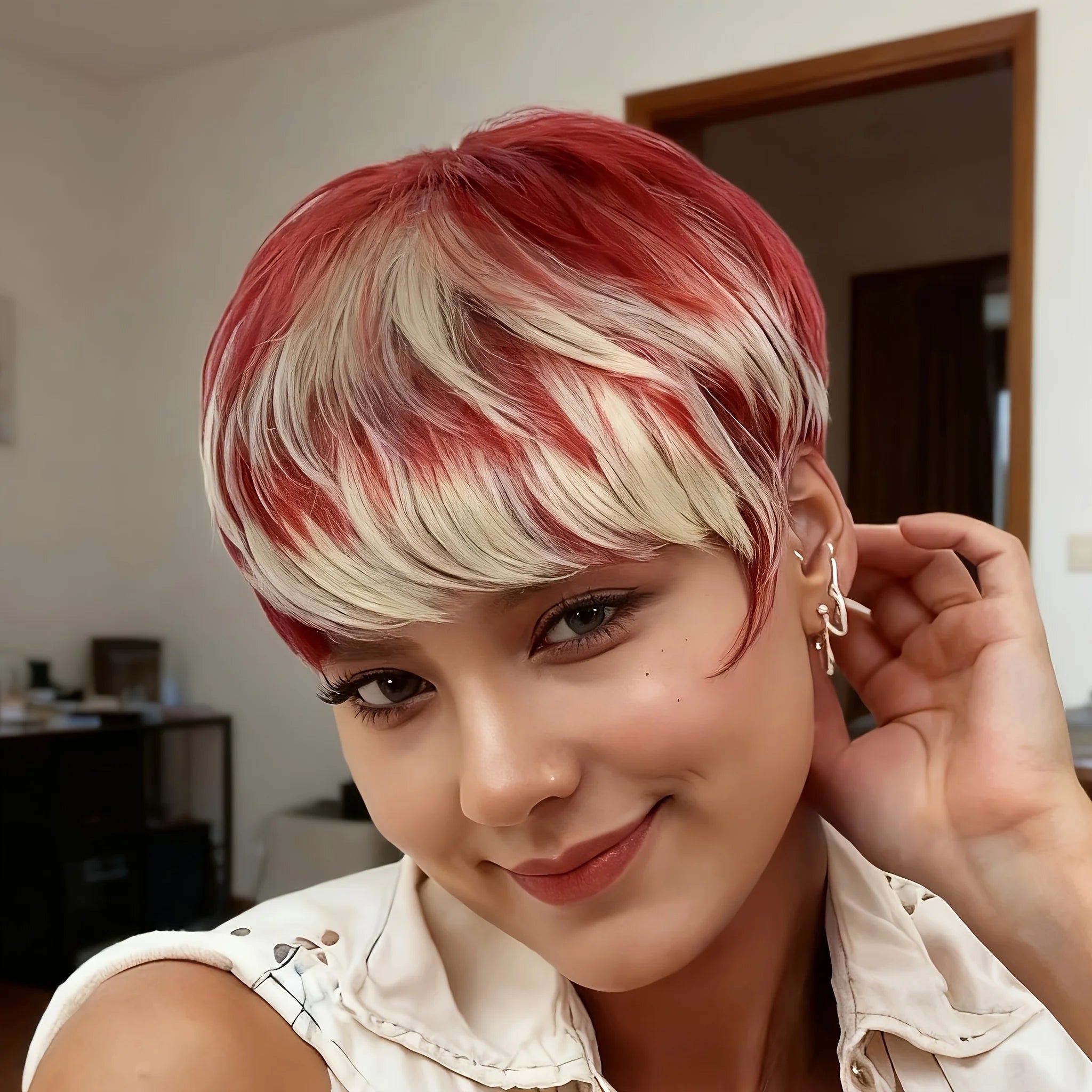 Perruque courte coupe pixie avec mèches bordeaux et blondes (99j/613) lisses, filet rose pour volume instantané, perruque pour usage quotidien.