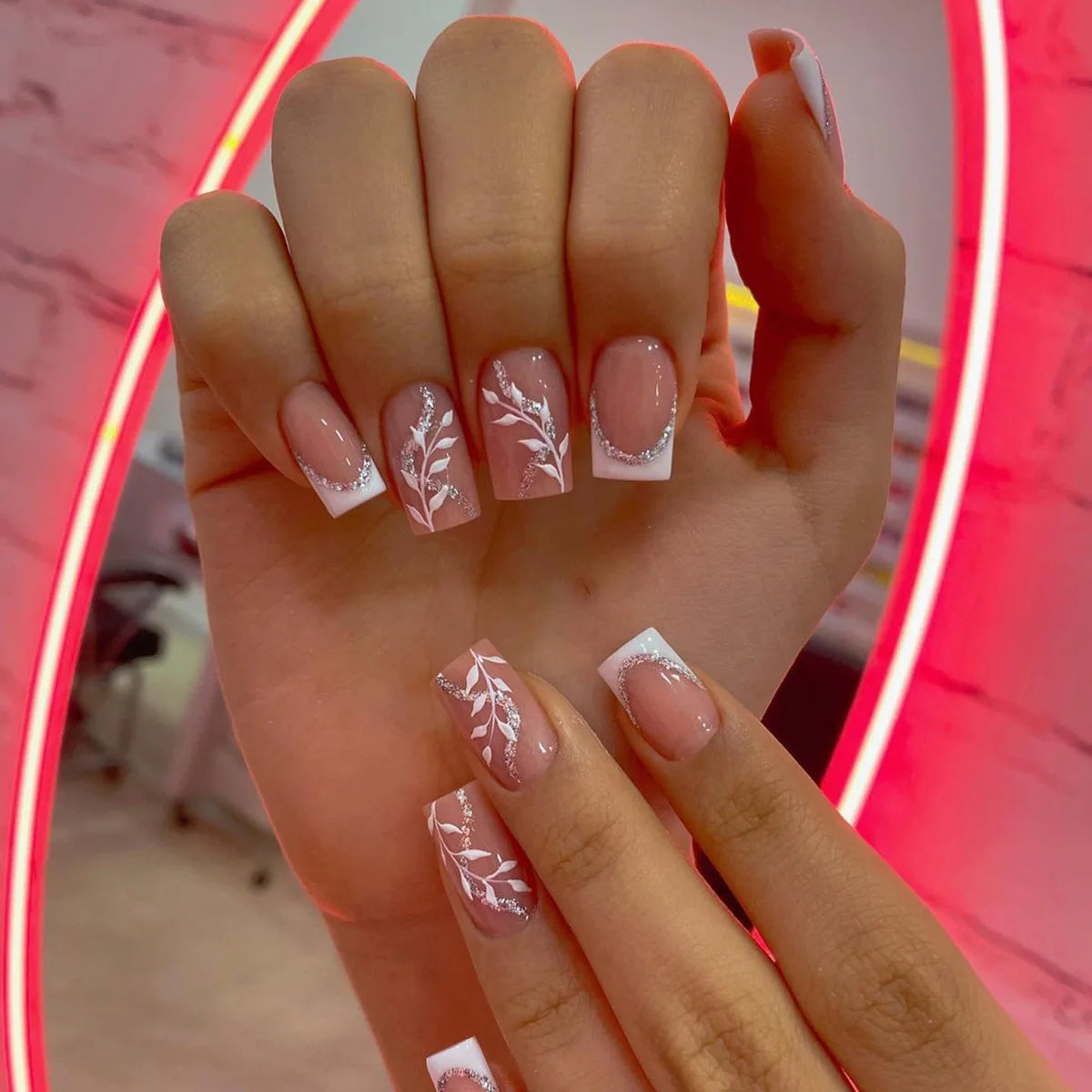 24 Uñas postizas simples con diamantes rotos, cortas, cuadradas, a presión, con diseño de ballet, cobertura completa, color blanco degradado