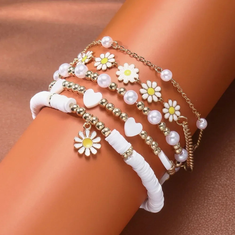 Set de 5 Pulseras con Dijes de Margarita, Perlas y Corazón para Mujer, Personalidad, Moderno, Multicapa, Color Dorado, Zirconia, Conjunto de Joyas de Regalo