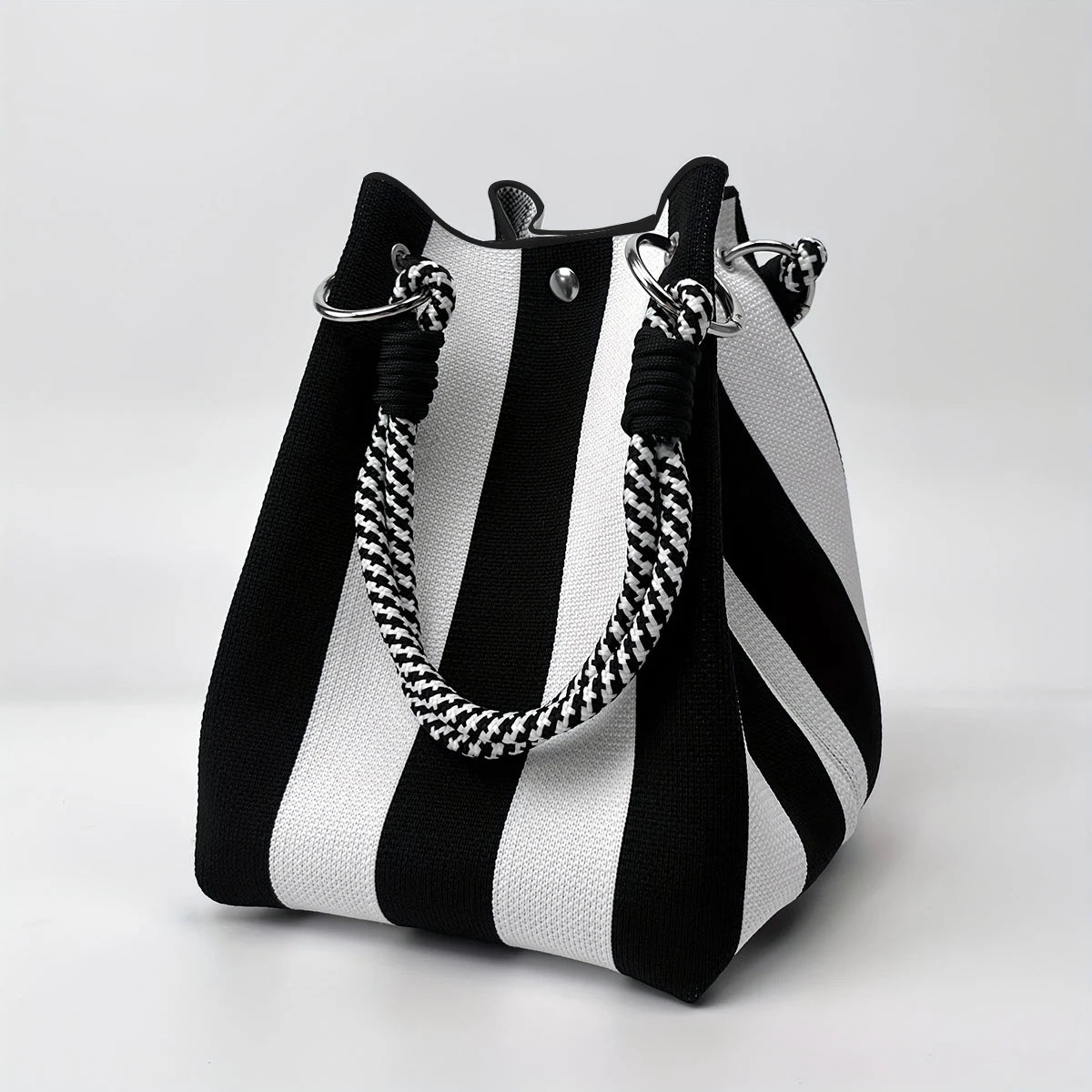 This multi-color knitted retro bucket handbag is simple and color-blocked, versatile and easy to carry with you