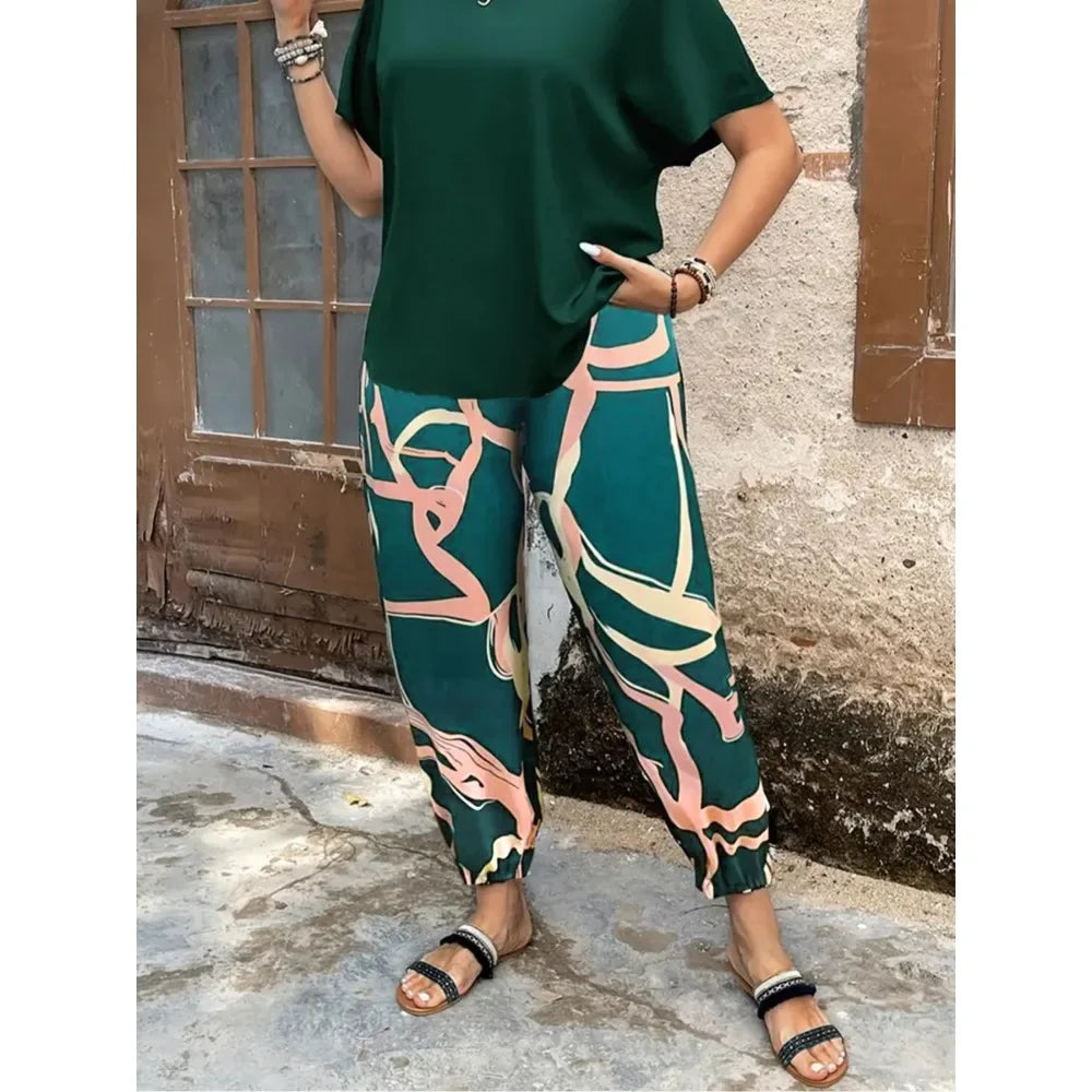 Plus Size Women's Top and Contrasting Printed Pants Two-piece Set Solid Color Short Sleeve Top And Wide Leg Pants For Daily Wear