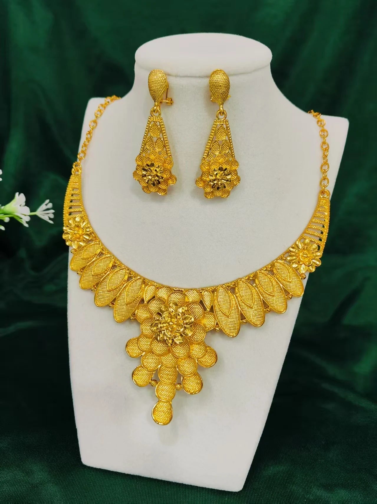 Nuevo conjunto de joyas de Dubái de aleación de 24 quilates para mujer, collar, pendientes, boda india, Tailandia, juego de dos piezas, color dorado, al por mayor