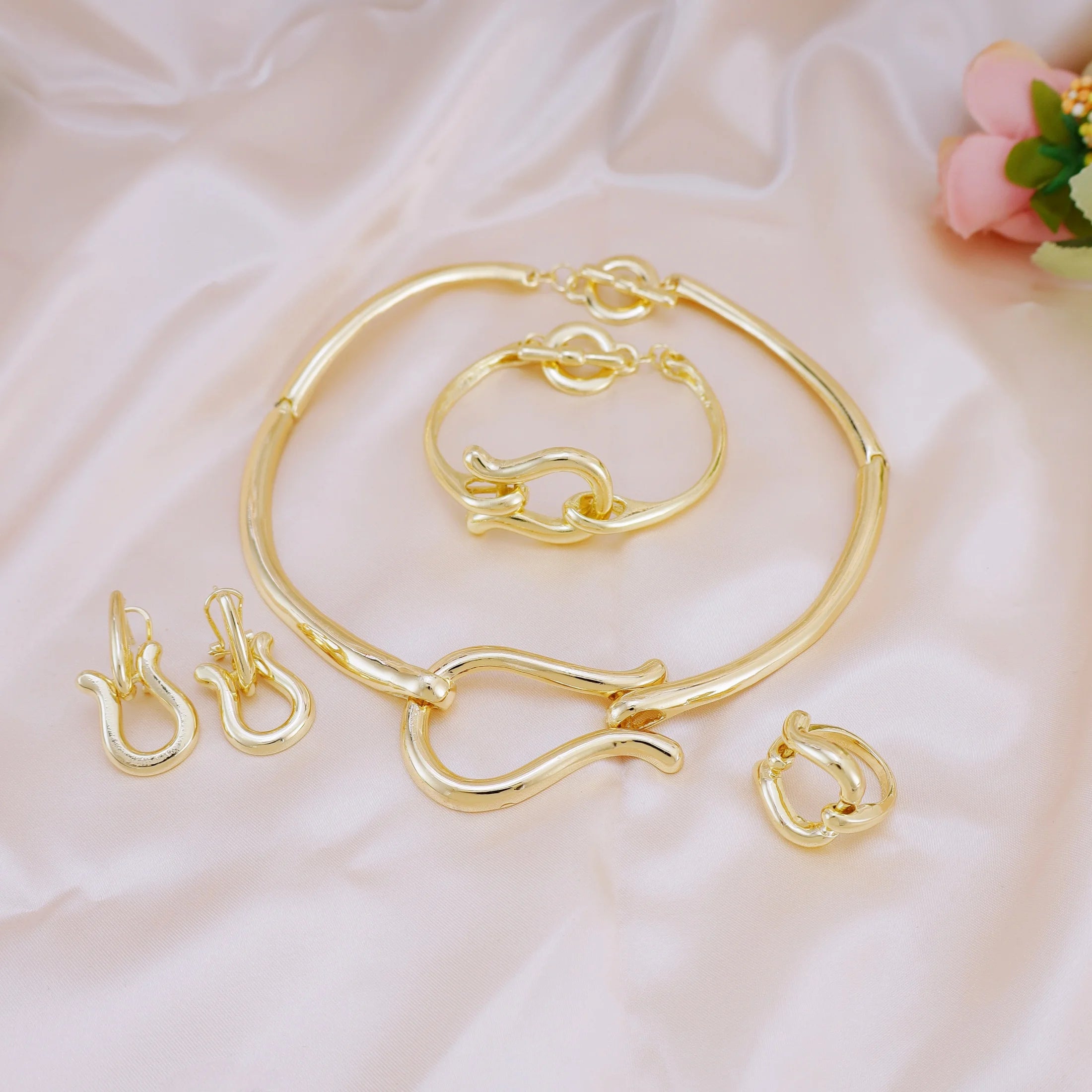 Conjuntos de joyería de moda para mujer, collar, gargantilla, pendientes, pulseras y anillo chapados en oro, conjunto para bodas y fiestas