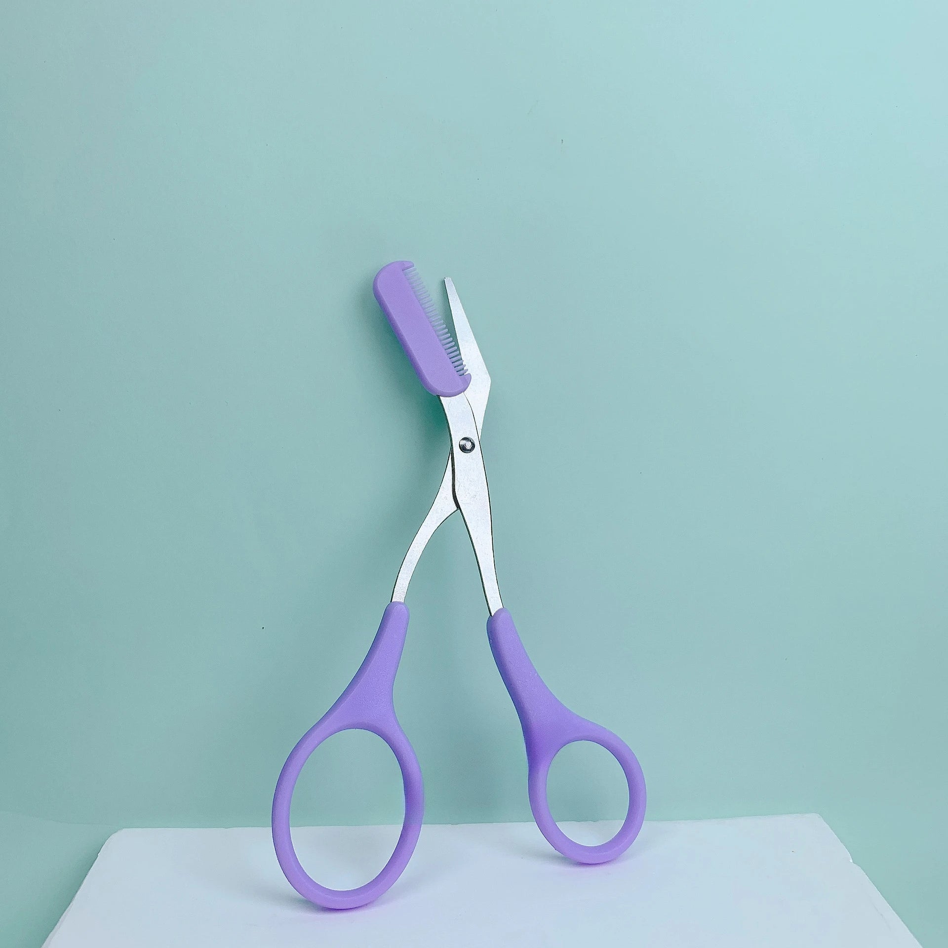 Ciseaux à sourcils roses avec peigne intégré - acier inoxydable, outil de toilettage précis, créant des sourcils parfaits