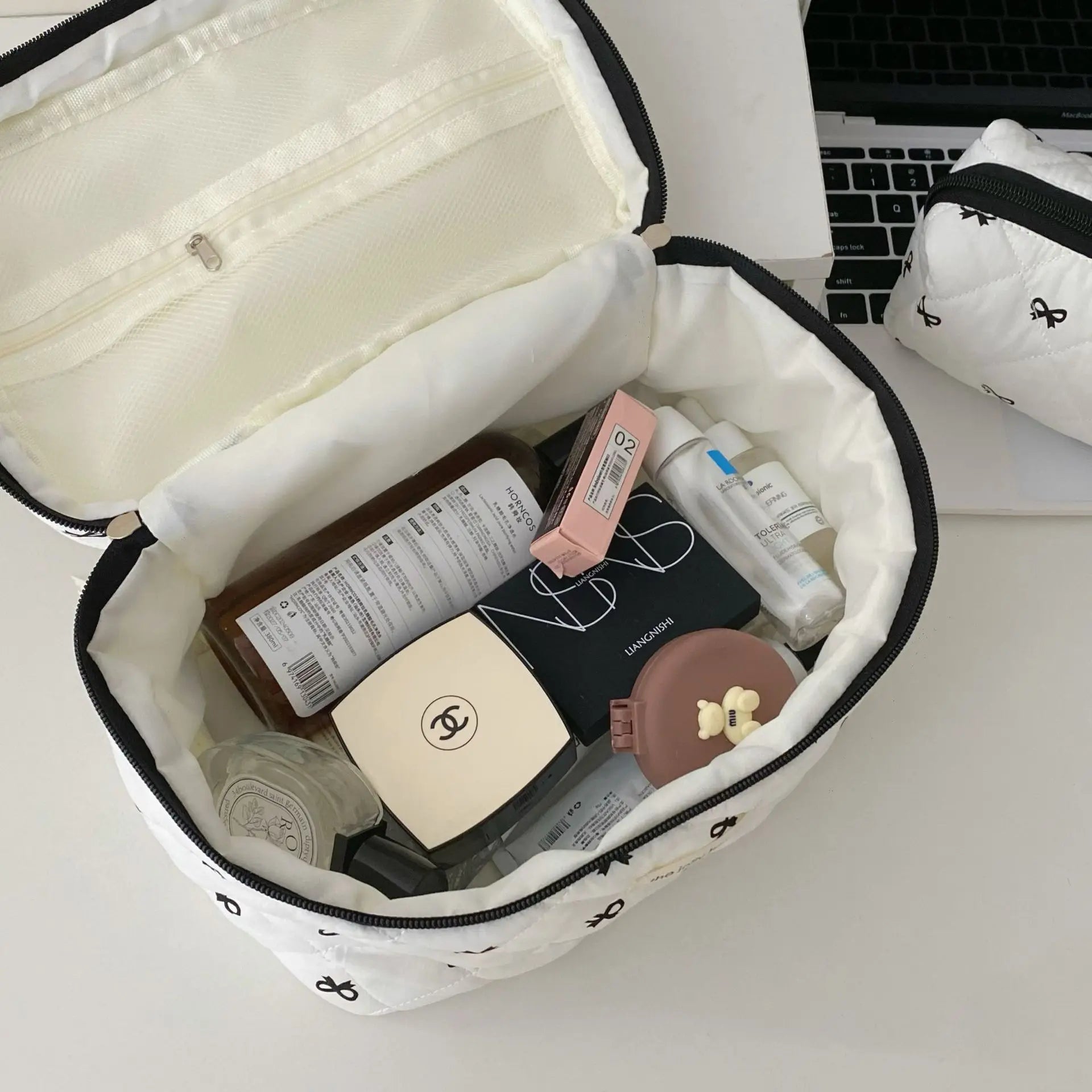 Bolso tote de cerezas a la moda para mujer, neceser de maquillaje portátil, bonito estuche de almacenamiento de cosméticos y artículos de tocador, bolso de mano acolchado de algodón con cremallera