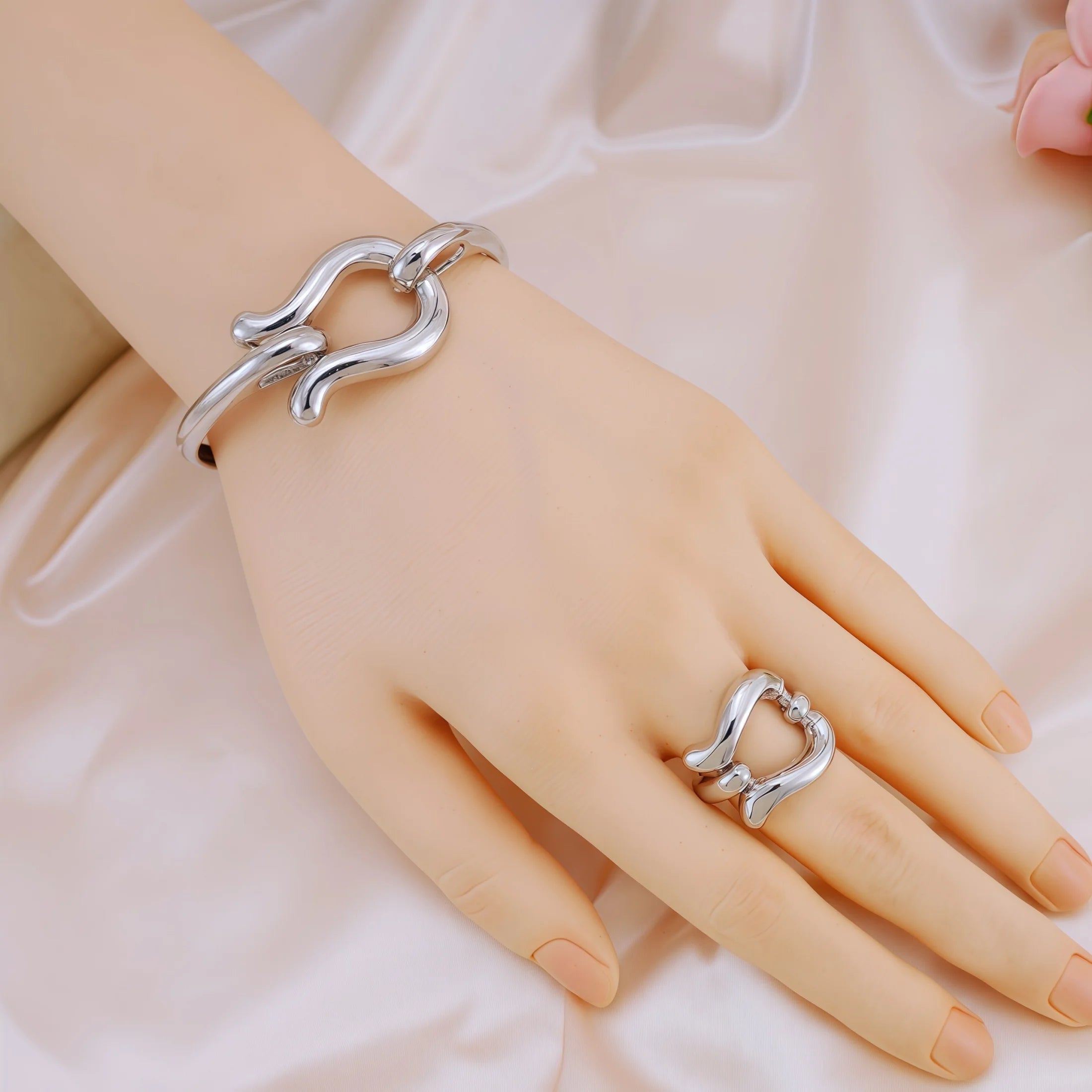 Conjuntos de joyería de moda para mujer, collar, gargantilla, pendientes, pulseras y anillo chapados en oro, conjunto para bodas y fiestas
