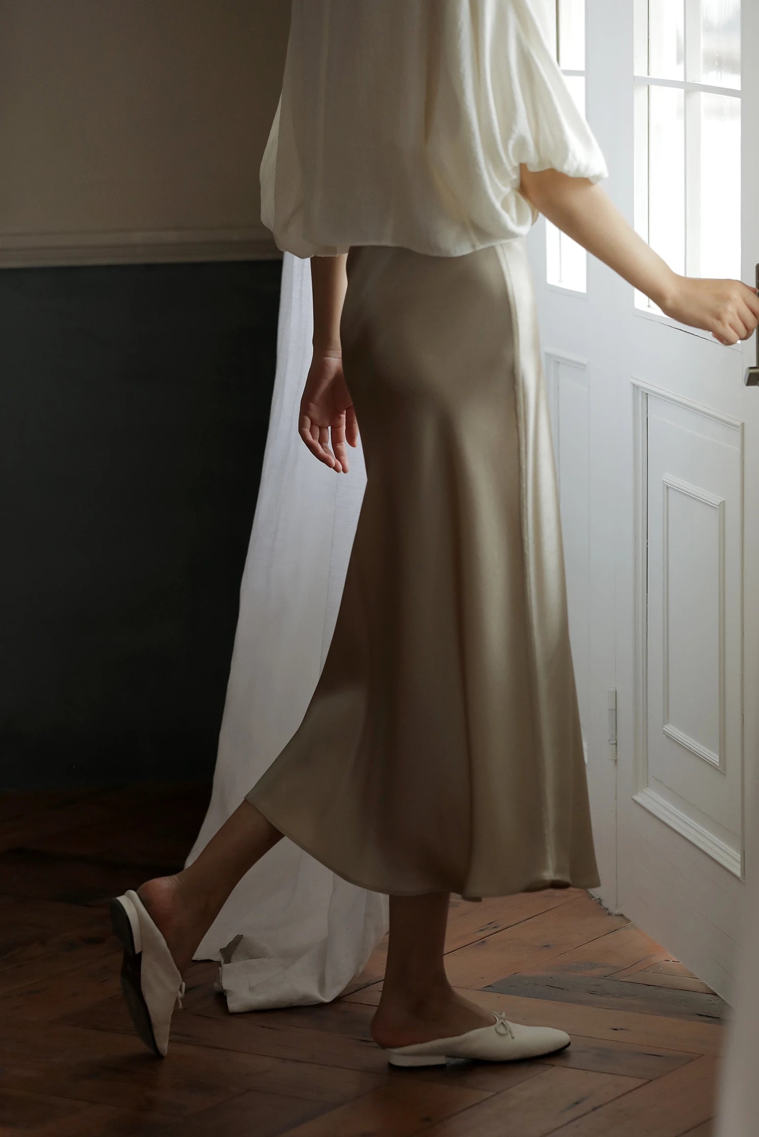 Faldas de satén de seda para mujer estilo coreano color champán para oficina, cintura alta, falda acampanada, moda elegante, falda lápiz larga sólida 2025