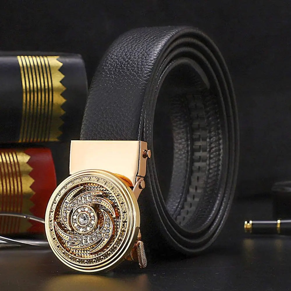 Cinturón de cuero de lujo para hombre – Elegancia dorada con hebilla automática y detalles de pedrería