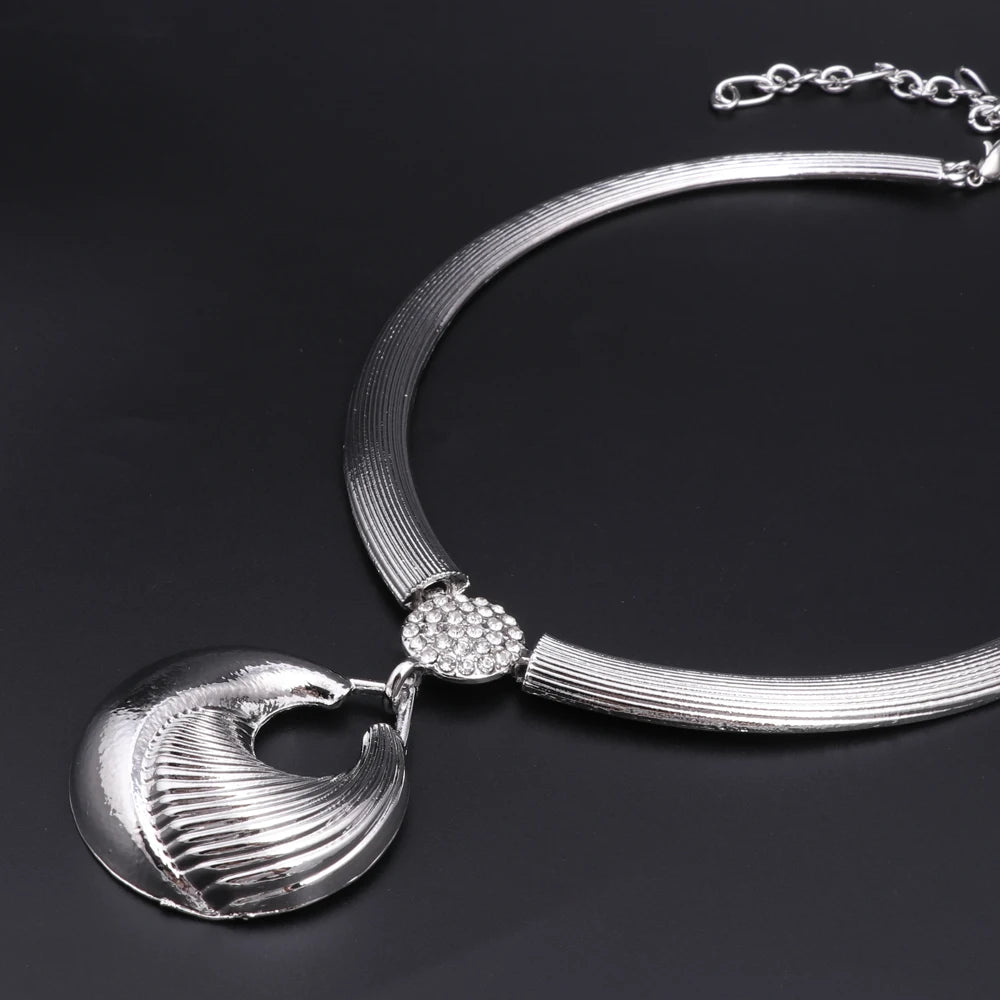 Conjunto de joyas de Dubái para mujer, chapado en plata, lujoso collar, pendientes, pulsera y anillo. Conjunto de joyas para fiesta de boda. En tendencia.