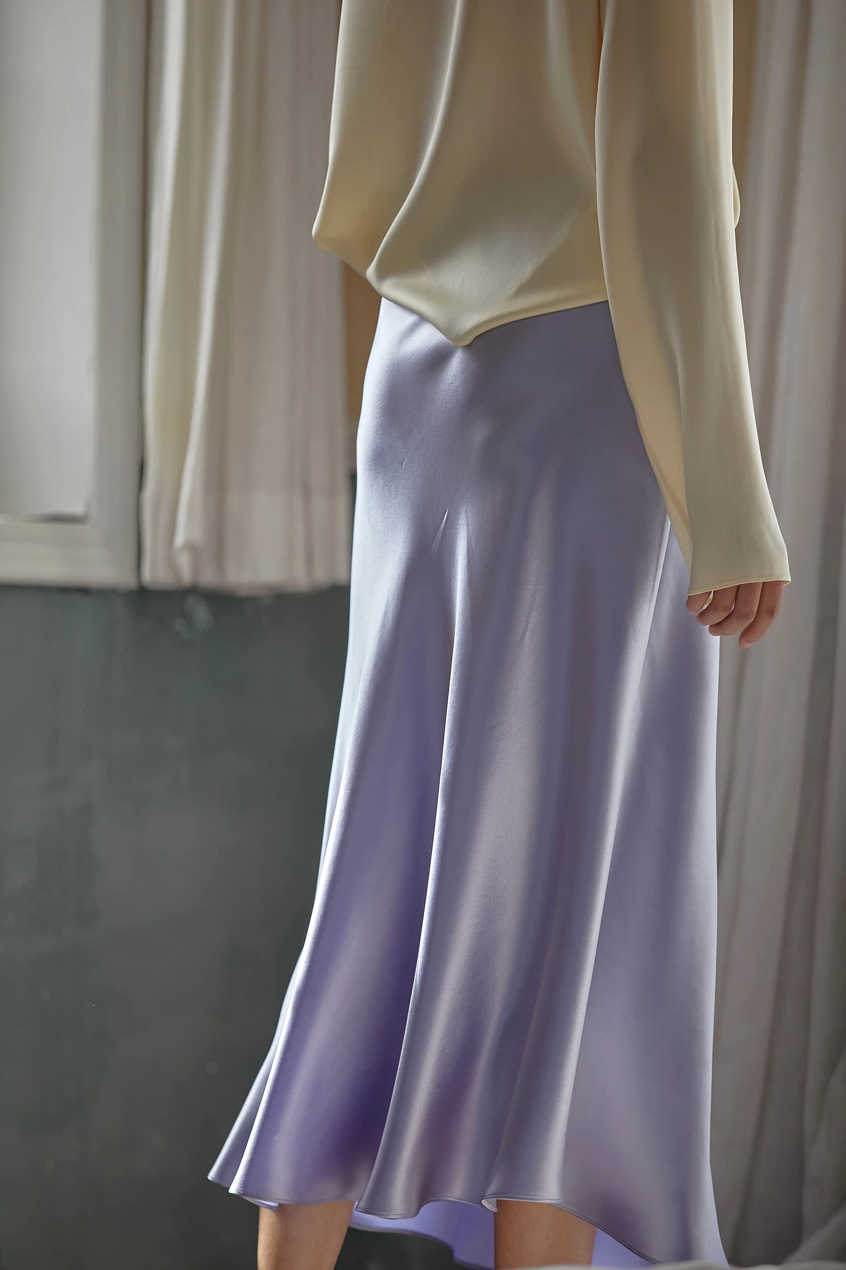 Faldas de satén de seda para mujer estilo coreano color champán para oficina, cintura alta, falda acampanada, moda elegante, falda lápiz larga sólida 2025