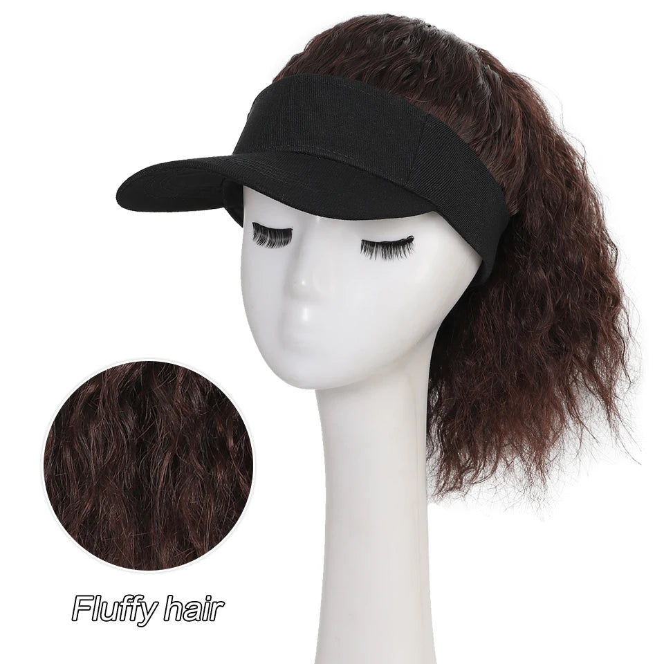 Peluca con gorra y coleta rizada