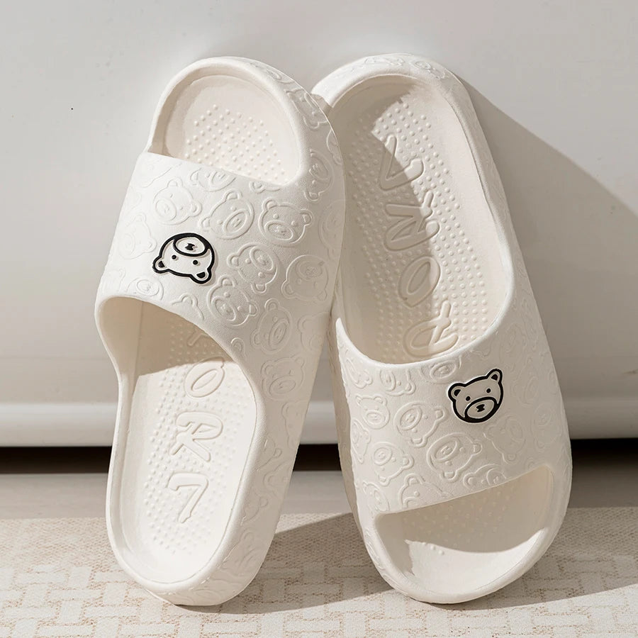 Zapatillas con estampado de oso lindo para mujer, sandalias de verano suaves de dibujos animados para interior, baño, antideslizantes, para exterior, cómodas, para hombre, calzado de ocio para pareja.