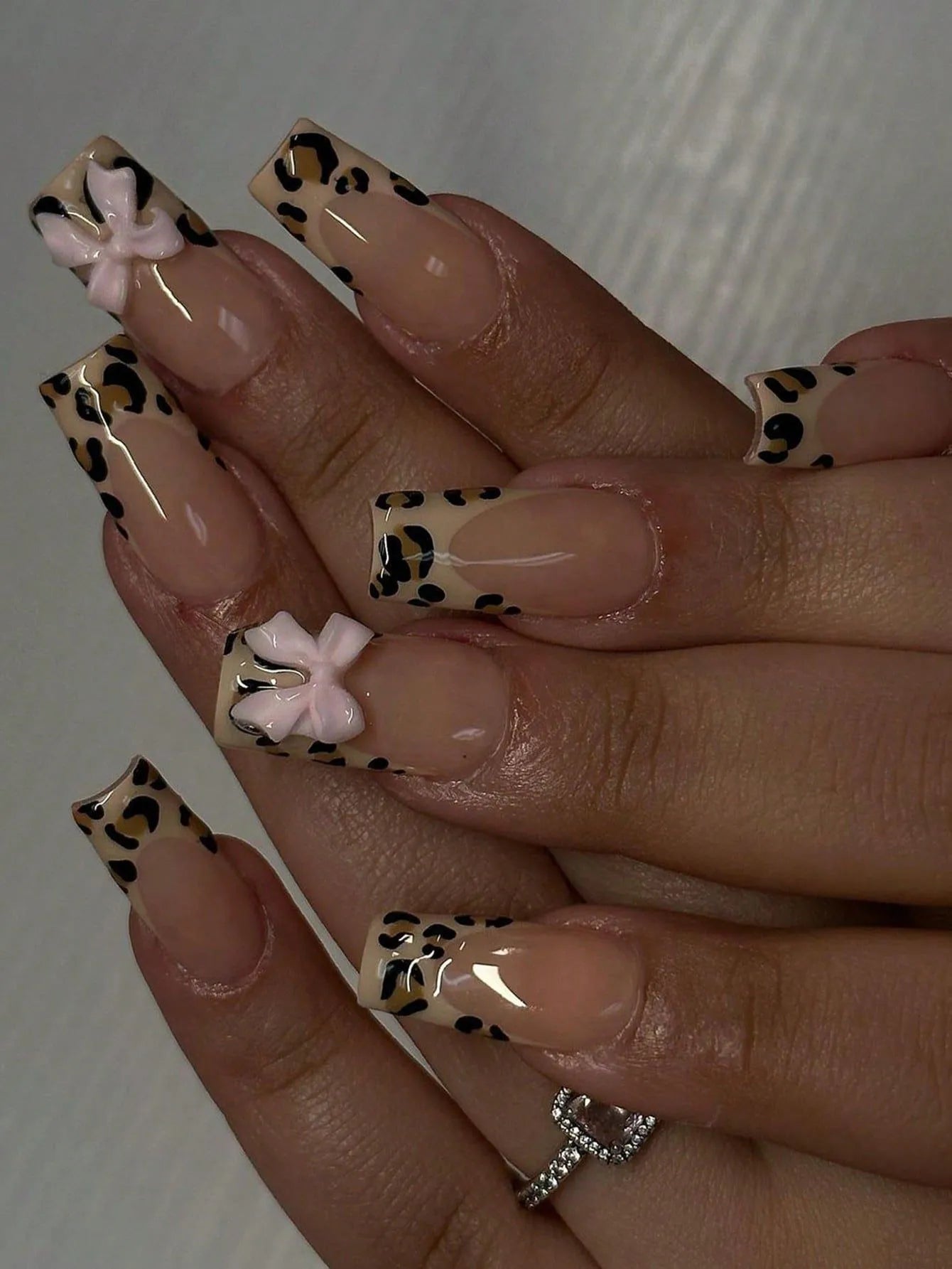 24 uñas postizas tubulares, decoración de lazo tridimensional rosa, patrón de corazones, adorno de diamantes de imitación, ideal para la moda