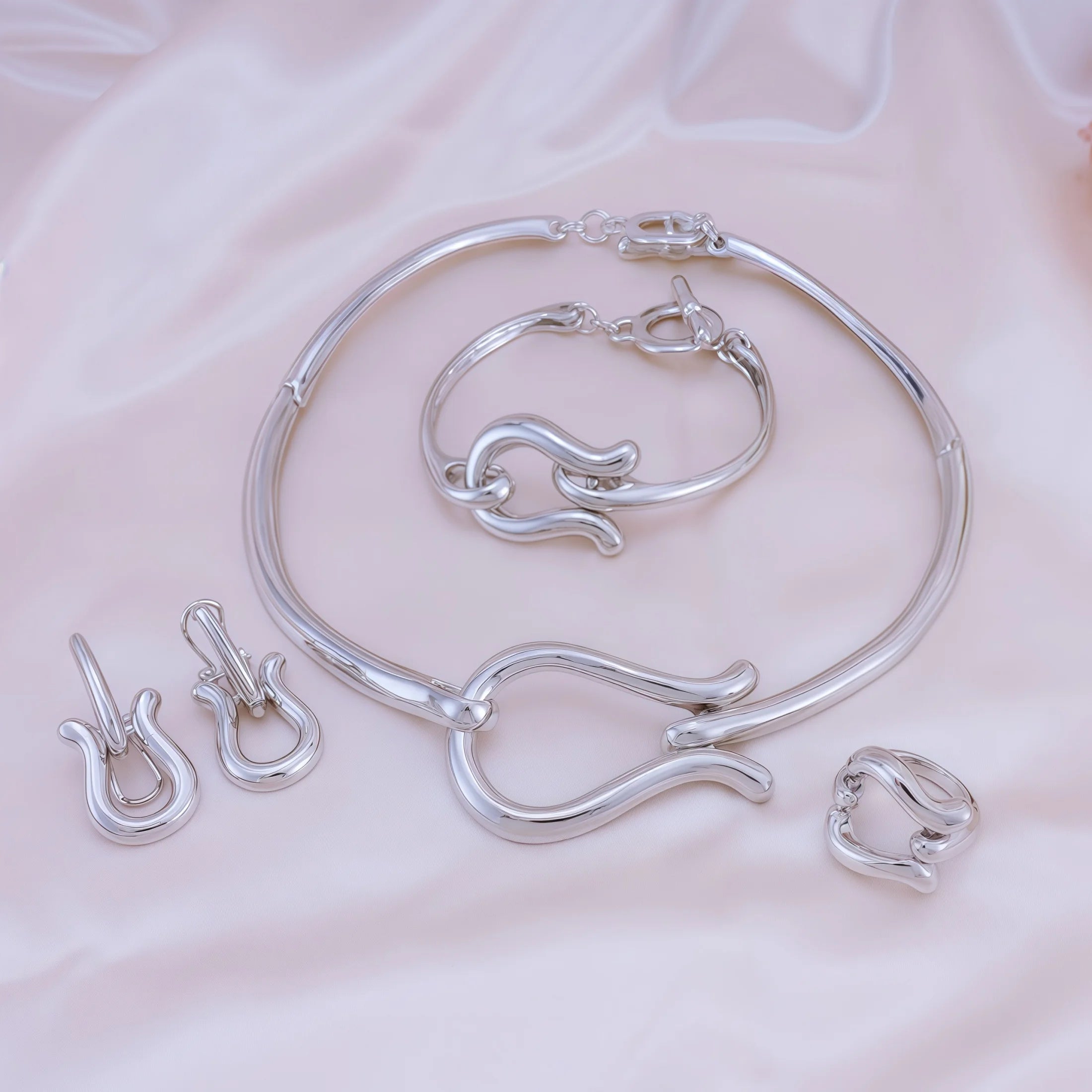 Conjuntos de joyería de moda para mujer, collar, gargantilla, pendientes, pulseras y anillo chapados en oro, conjunto para bodas y fiestas