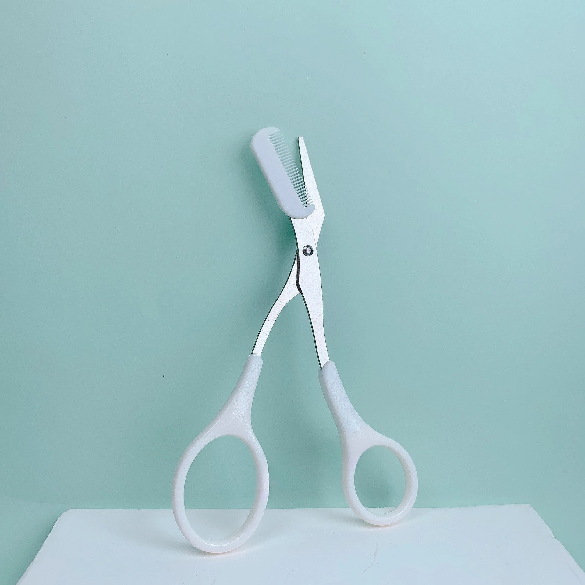 Ciseaux à sourcils roses avec peigne intégré - acier inoxydable, outil de toilettage précis, créant des sourcils parfaits