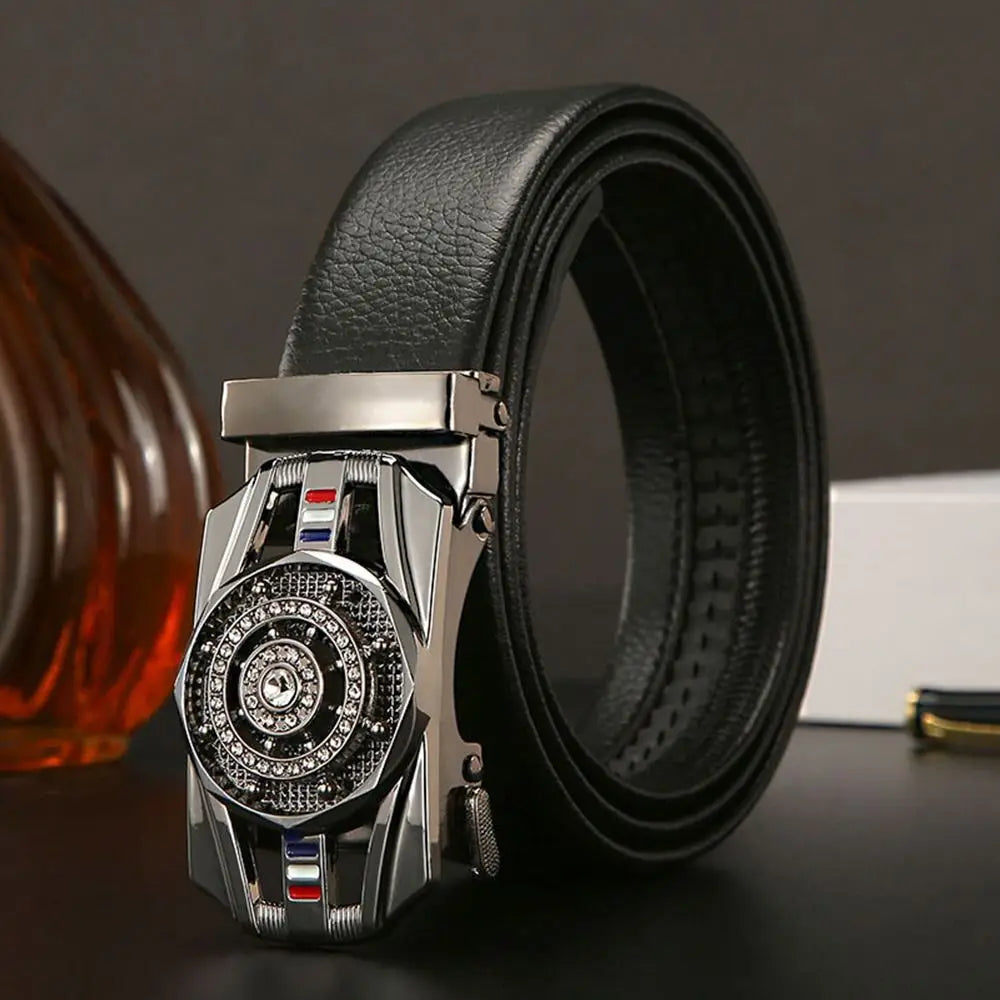 Cinturón de cuero de lujo para hombre – Elegancia dorada con hebilla automática y detalles de pedrería