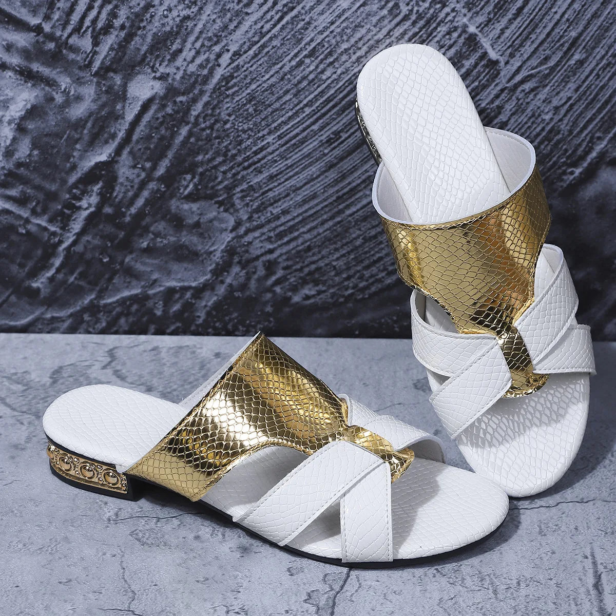 Pantoufles pour femmes, nouvelles sandales décontractées, pantoufles d'extérieur en cuir souple, semelles épaisses, chaussures en paille tissée, diapositives de luxe pour femmes