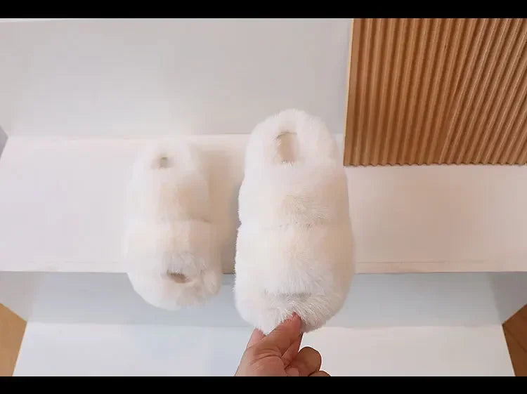 Zapatos cálidos para niños, color liso, versátiles, pantuflas de invierno con pelo para niños y niñas, nuevos zapatos de interior para niños 2025, a la moda, antideslizantes, elegantes.