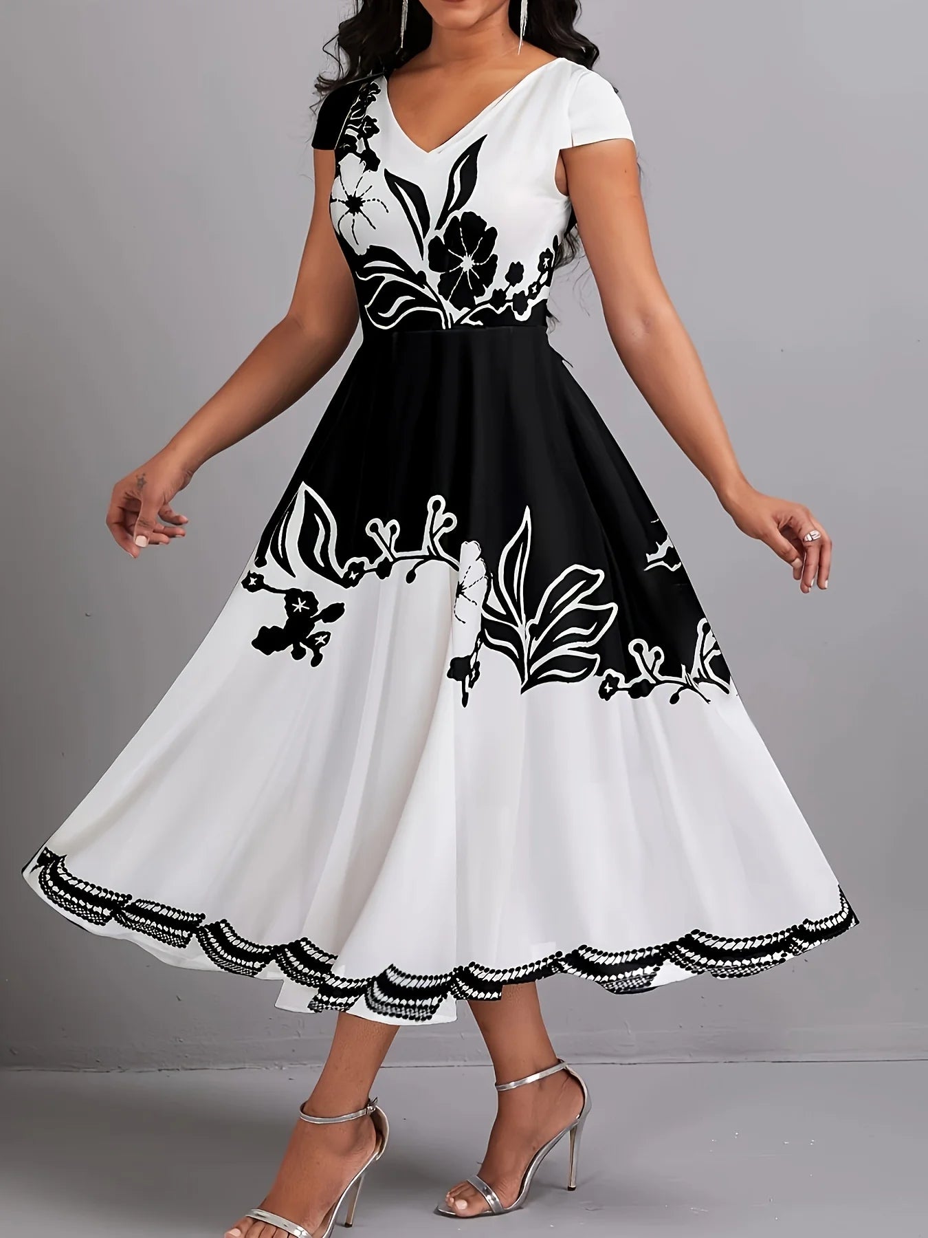 Vestido midi floral con cuello de pico